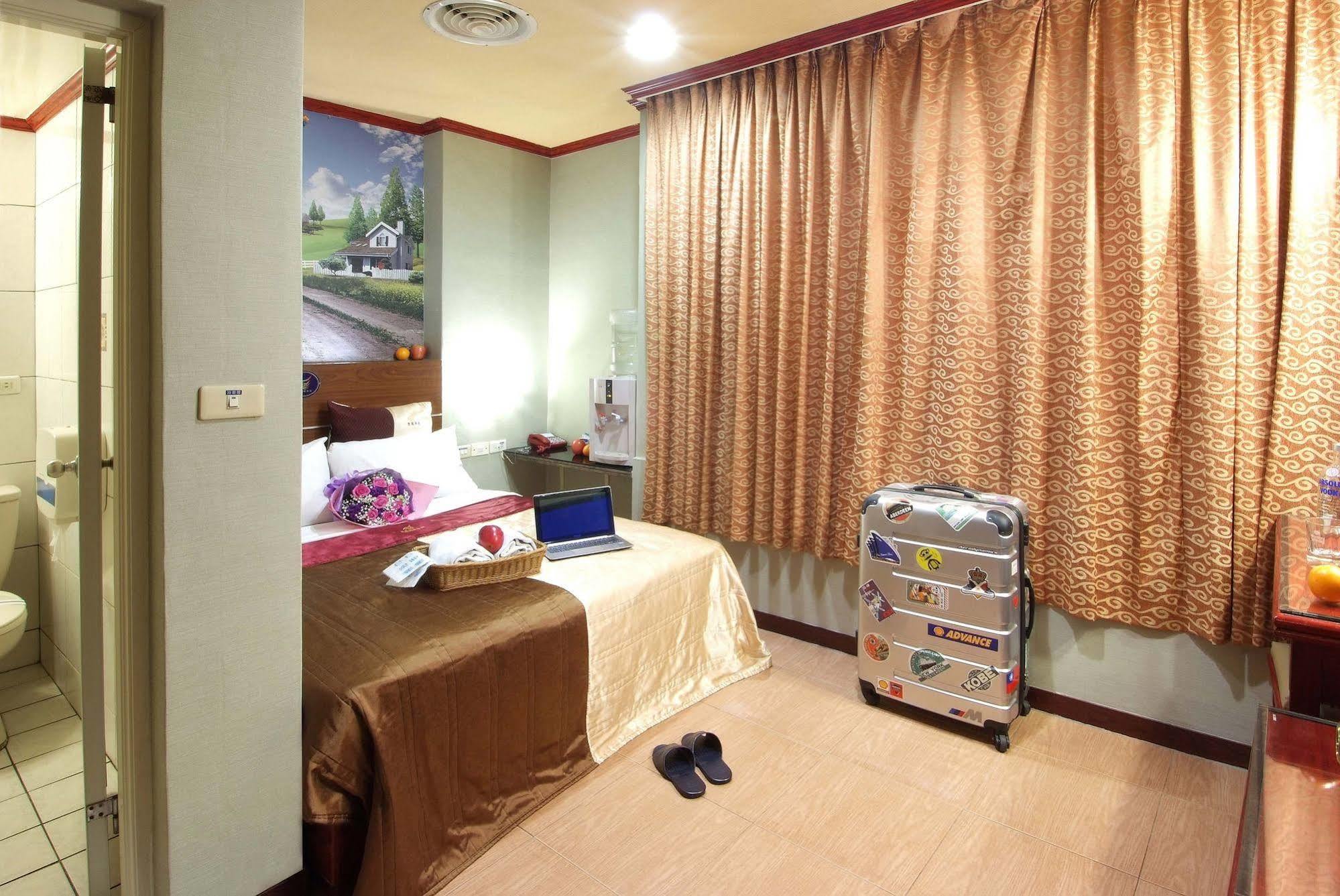 Golden Swallow Hotel Hsinchu Esterno foto