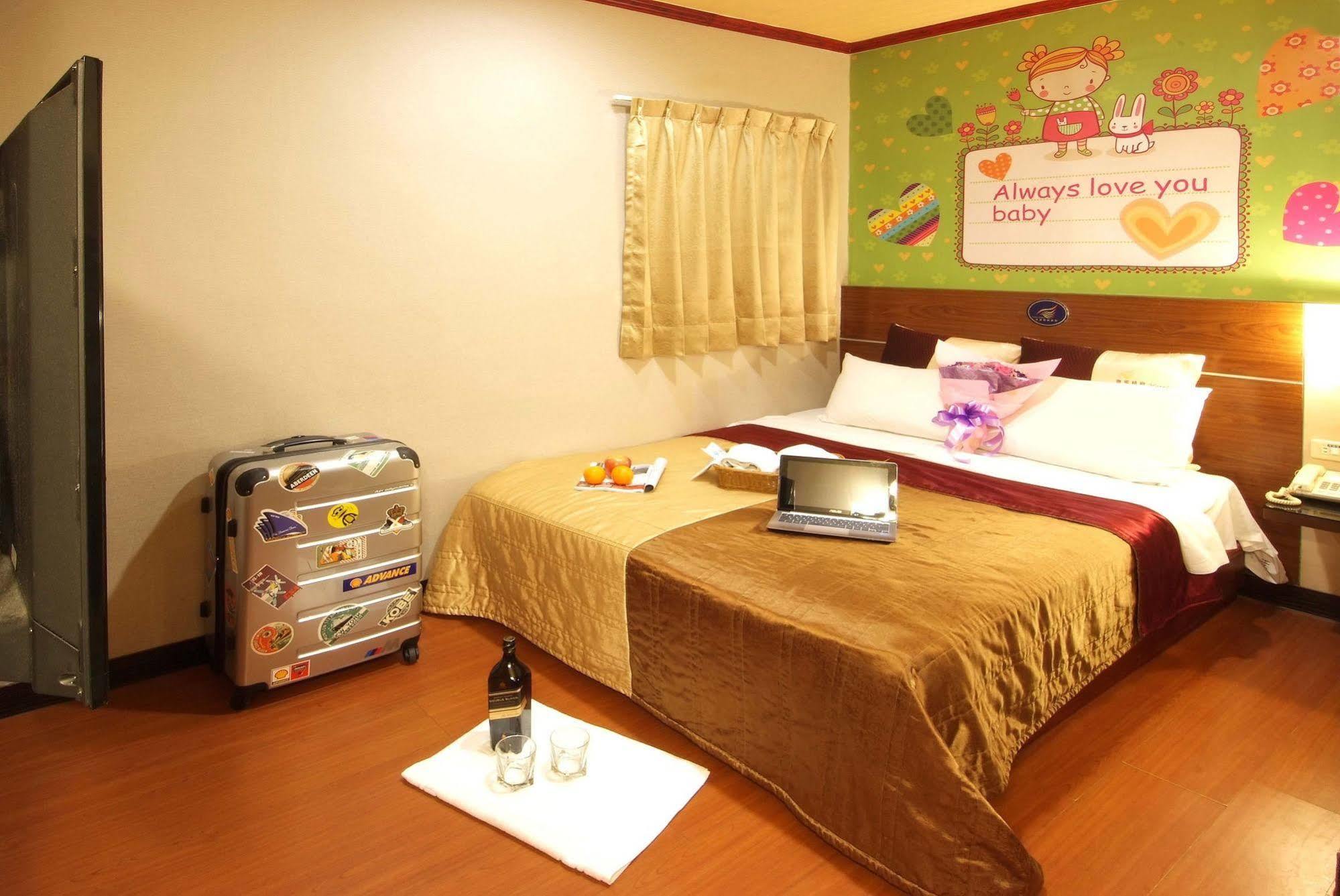 Golden Swallow Hotel Hsinchu Esterno foto